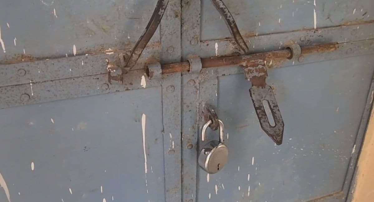 चोरों ने स्कूल का ताला तोड़कर राशन चोरी कर ले गए. 