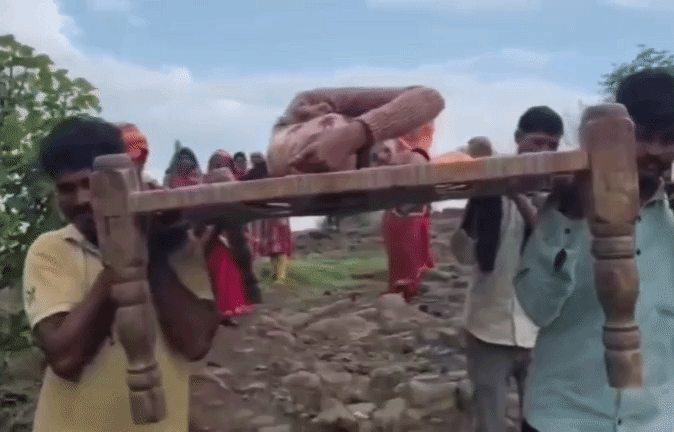 VIDEO: खाट पर गर्भवती महिला को पहुंचाया अस्पताल, पुल और सड़क ना होने पर नहीं पहुंची एंबुलेंस