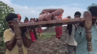 VIDEO: खाट पर गर्भवती महिला को पहुंचाया अस्पताल, पुल और सड़क ना होने पर नहीं पहुंची एंबुलेंस