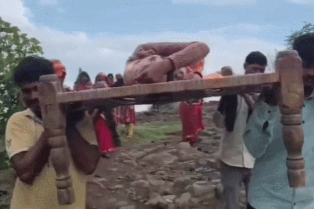 VIDEO: खाट पर गर्भवती महिला को पहुंचाया अस्पताल, पुल और सड़क ना होने पर नहीं पहुंची एंबुलेंस