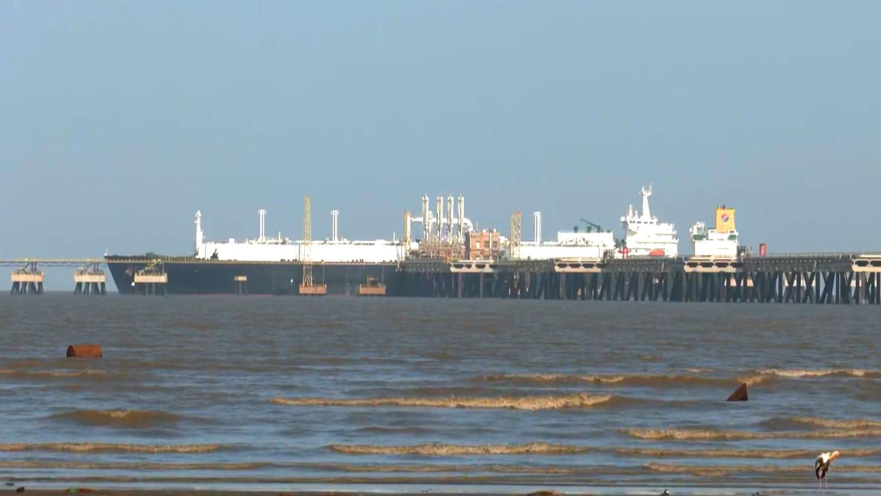 First LNG Tanker 'Disha' Reaches Dahej After 3-Month Hormuz Blockade