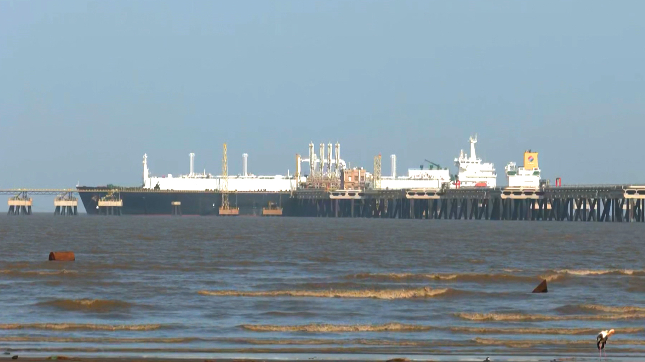 First LNG Tanker 'Disha' Reaches Dahej After 3-Month Hormuz Blockade