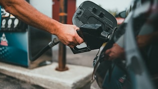 India's Fuel Consumption Drops 6.5% In May As LPG Demand Plummets; Petrol, Diesel See Subdued Growth
