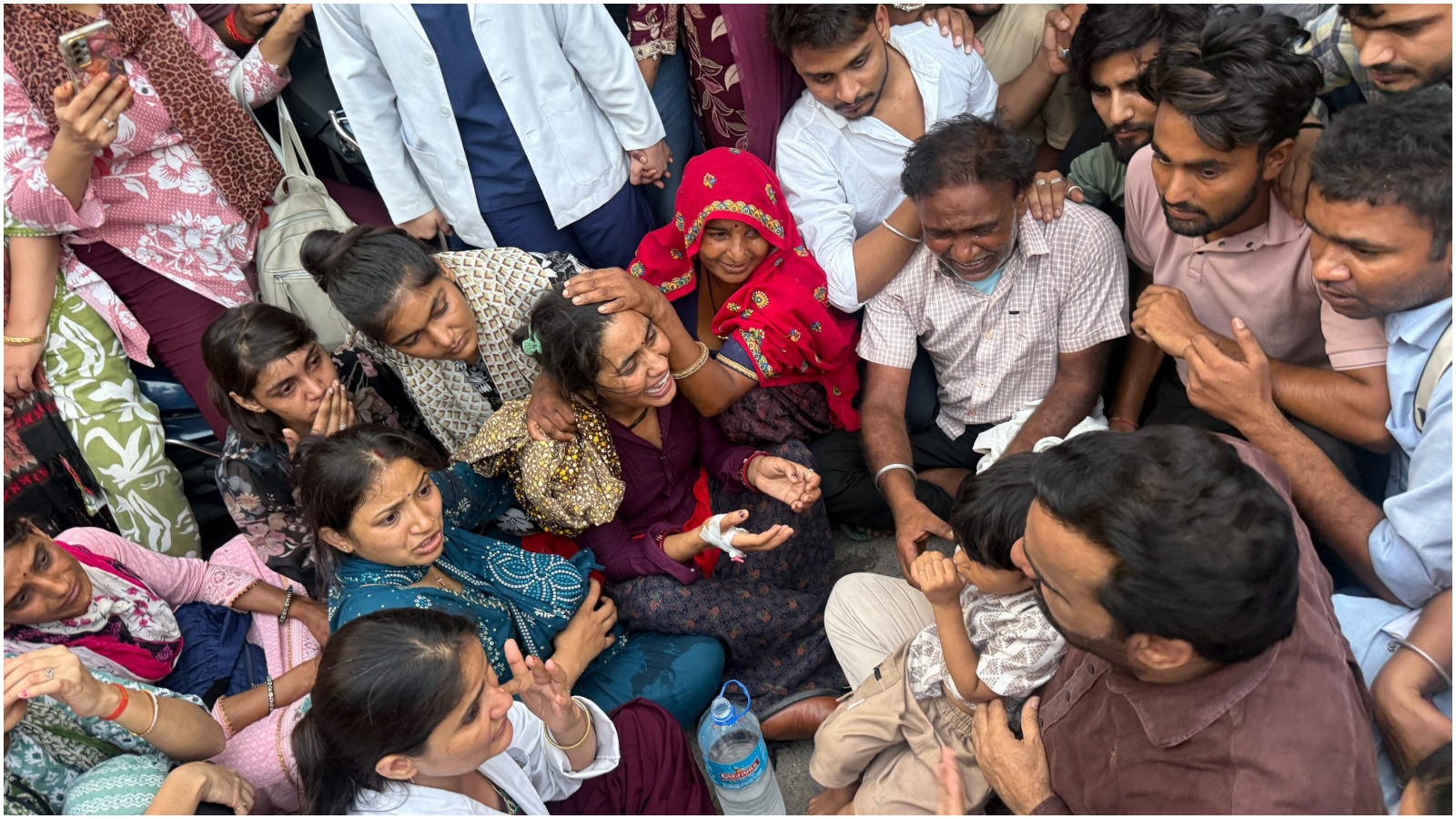 नौकरी जाने से आहत नर्सिंग कर्मी ने दी थी जान, अब पत्नी को मिलेगी नौकरी-आवास, मुआवजा और योजना का लाभ