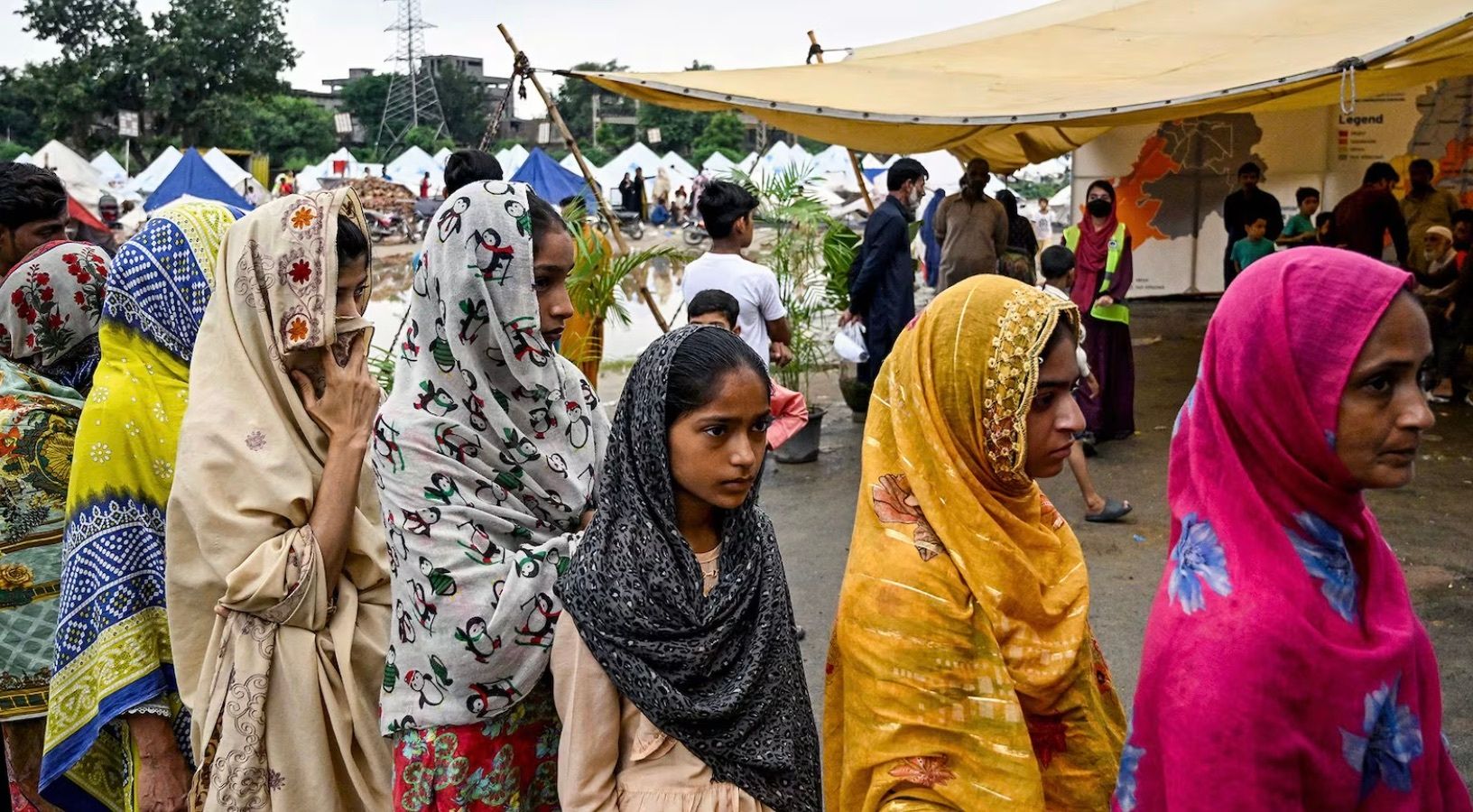 पाकिस्तान में हटा पीरिएड टैक्स, भारत से यूरोप तक महिलाओं को इस बेसिक जरूरत के लिए लड़नी पड़ी लड़ाई