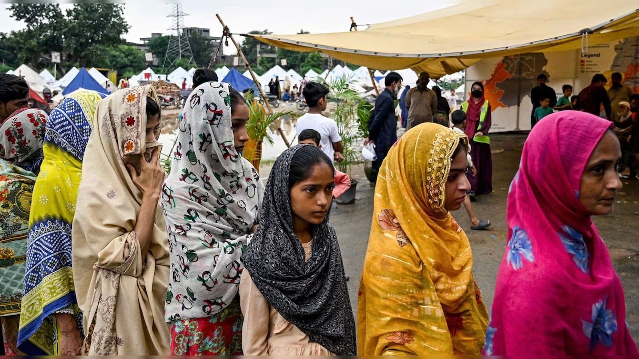 बढ़ती आबादी से घबराए पाकिस्तान का बड़ा फैसला: गर्भनिरोधक और पीरियड्स टैक्स खत्म, कहां क्या नियम