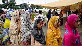 पाकिस्तान में हटा पीरिएड टैक्स, भारत से यूरोप तक महिलाओं को इस बेसिक जरूरत के लिए लड़नी पड़ी लड़ाई