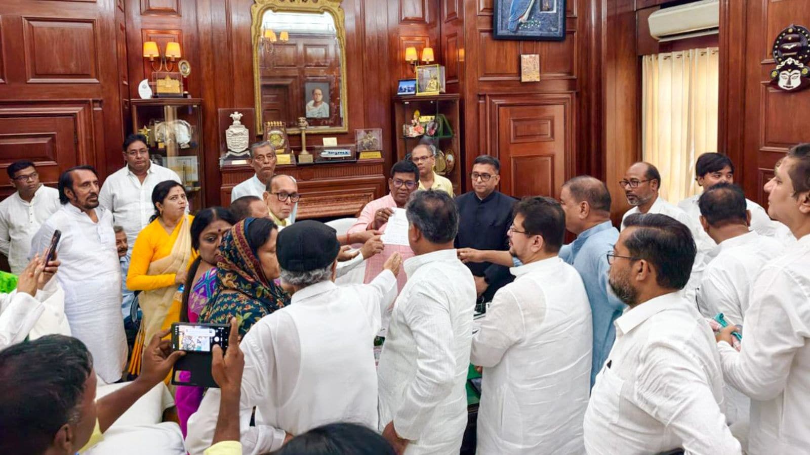 विधानसभा स्पीकर को ऋतब्रत बनर्जी को LOP बनाने का समर्थन पत्र सौंपते टीएमसी के बागी विधायक.