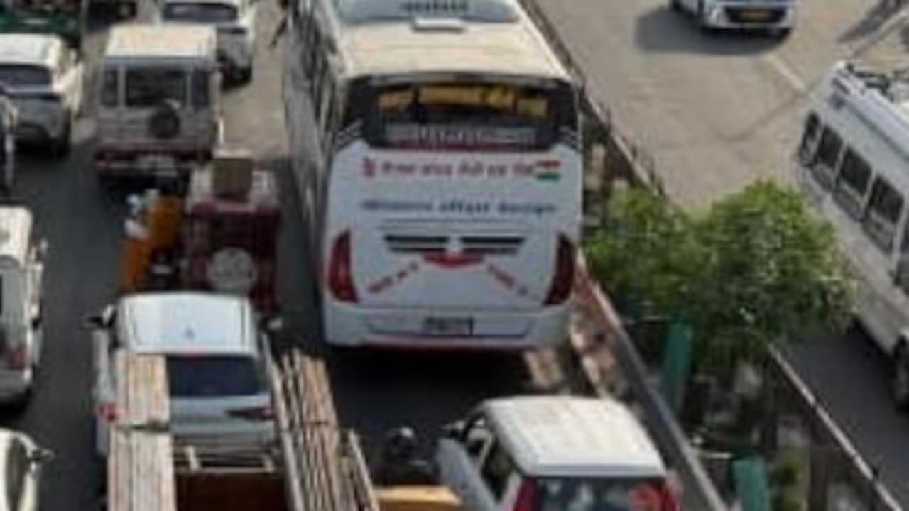 सोमवती अमावस्या: गंगा स्नान को हरिद्वार पहुंचे श्रद्धालु, लगा ट्रैफिक जाम; दिन ढलने के साथ सुधर रहे हालात