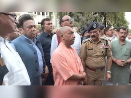 लखनऊ अग्निकांड: अलीगढ़ दौरा रद्द कर आग हादसे का जायजा लेने पहुंचे CM योगी, घायलों से भी की मुलाकात