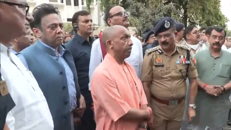 लखनऊ अग्निकांड: अलीगढ़ दौरा रद्द कर आग हादसे का जायजा लेने पहुंचे CM योगी, घायलों से भी की मुलाकात