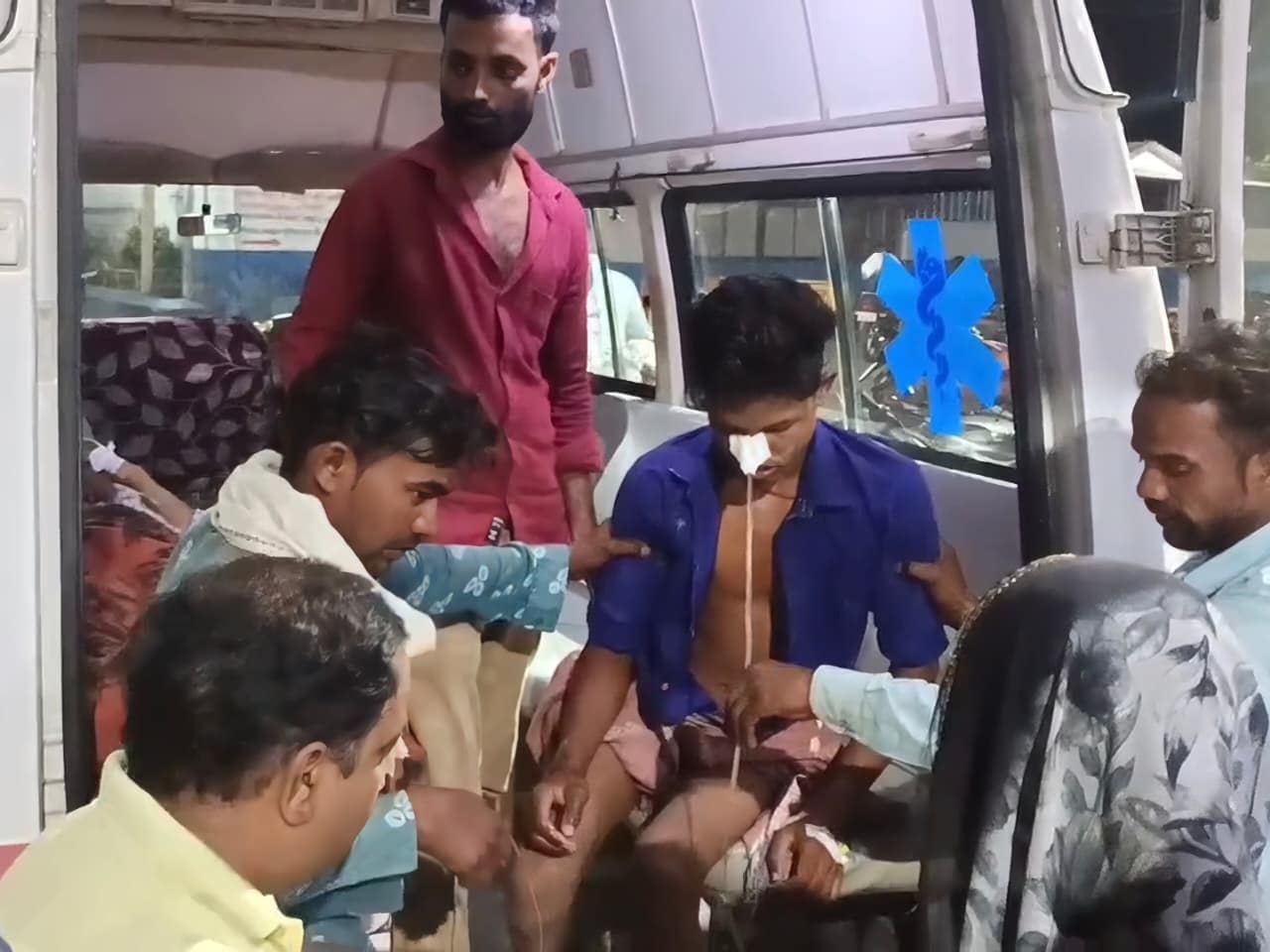 Food Poisoning Case: पीड़ित Food Poisoning Case: पीड़ित