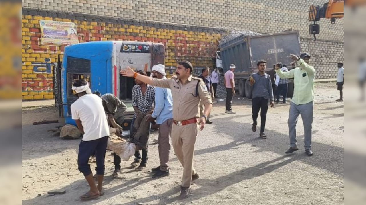 हाइवा और बस की भीषण टक्कर में 3 की मौत, 19 घायल;  सीएम मोहन यादव ने की राहत राशि की घोषणा