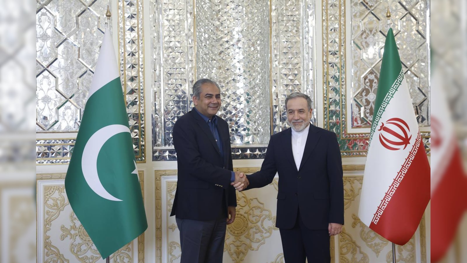 Pakistan Minister Meets Iran Foreign Minister Abbas Araghchi In Tehran With ‘Message’; Discusses Status of Peace Talks