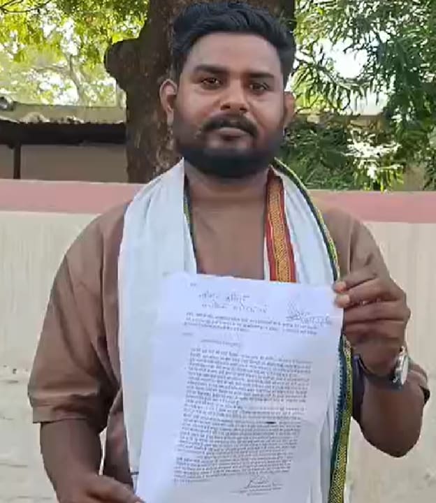 Gwalior Crime News: शिकायती पत्र के साथ पति Gwalior Crime News: शिकायती पत्र के साथ पति