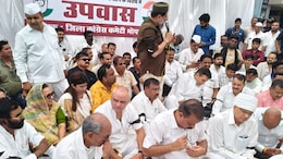 राज्यसभा चुनाव एमपी: मीनाक्षी के समर्थन में कांग्रेस नेताओं का भोपाल में उपवास, संविधान की प्रति लेकर बैठे