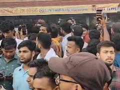पटना के कारगिल चौक पर छात्रों का प्रदर्शन, ज्ञान बिंदु के डायरेक्टर रौशन आनंद के पक्ष में कर रहे कैंडल मार्च