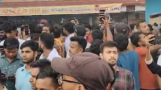 पटना के कारगिल चौक पर छात्रों का प्रदर्शन, ज्ञान बिंदु के डायरेक्टर रौशन आनंद के पक्ष में कर रहे कैंडल मार्च
