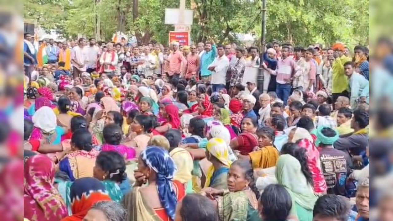 एक महीने का राशन लेकर कलेक्ट्रेट पहुंचे हजारों आदिवासी! बोले- मांगें पूरी होने तक देंगे धरना