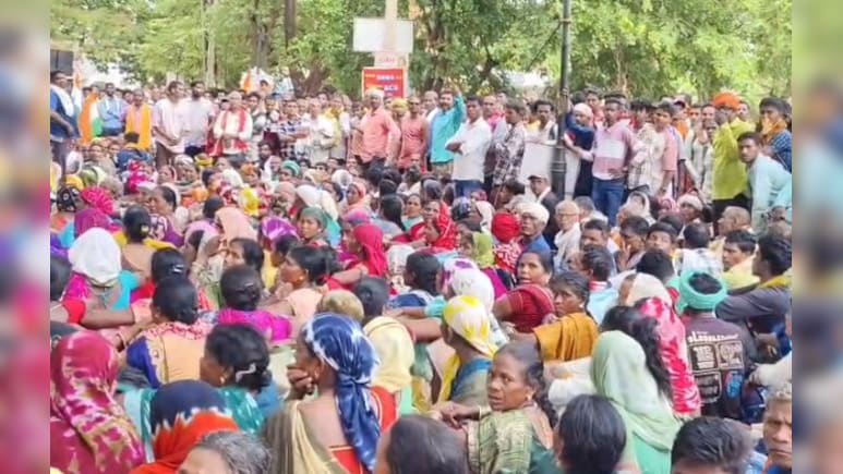 एक महीने का राशन लेकर कलेक्ट्रेट पहुंचे हजारों आदिवासी! बोले- मांगें पूरी होने तक देंगे धरना