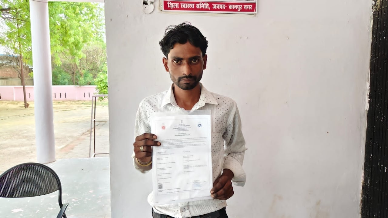 डिजिटल युग का साक्षात 'चमत्कार'! बेटा गोद में खेल रहा और तहस