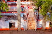 मंदिर में चढ़ावे के धन को लेकर भिड़े पुजारी, लाठी-डंडे से एक-दूसरे पर किया वार