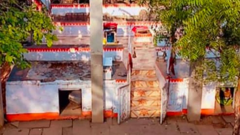 मंदिर में चढ़ावे के धन को लेकर भिड़े पुजारी, लाठी-डंडे से एक-दूसरे पर किया वार