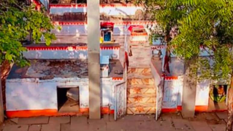 मंदिर में चढ़ावे के धन को लेकर भिड़े पुजारी, लाठी-डंडे से एक-दूसरे पर किया वार