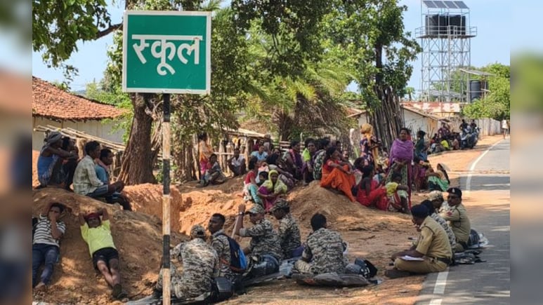 छत्तीसगढ़: धर्मांतरण विवाद भड़का, 26 परिवारों को गांव से निकाला, श्मशान के पास ली शरण