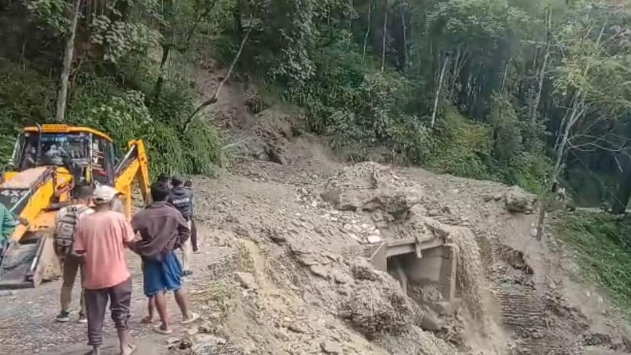 Heavy Rainfall Triggers Landslides, Blocks Geyzing-Legship Road In Sikkim