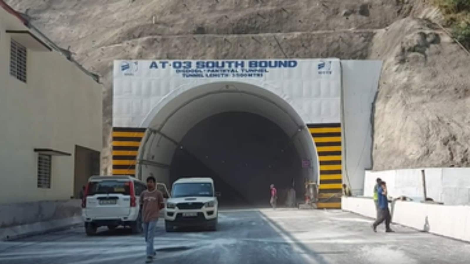 जम्मू-श्रीनगर नेशनल हाईवे 846 करोड़ में बनी है 3.5 किलोमीटर लंबी एटी-03 साउथ बाउंड टनल. 