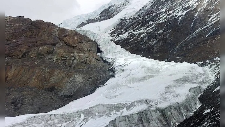 टूरिस्ट बढ़े तो पहाड़ों का गला घोंट रहा वाहनों का धुआं, ब्लैक कार्बन से पिघल रहे हिमालय के ग्लेशियर