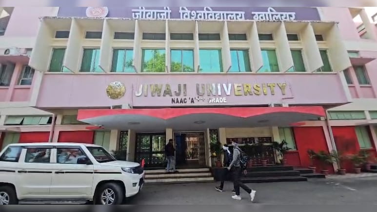 जीवाजी विश्वविद्यालय &lsquo;जुगाड़&rsquo; के सहारे! 104 में से 81 शिक्षक पद खाली, एक प्रोफेसर संभाल रहे कई विभाग