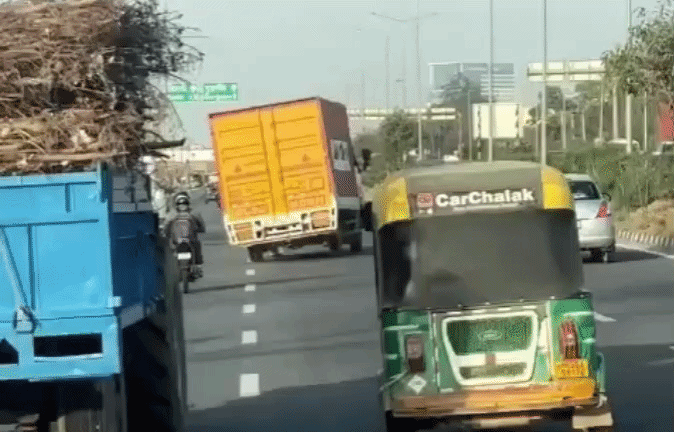 VIDEO: बीच एक्सप्रेसवे पर 'नागिन डांस' करता कैंटर! खतरनाक स्टंट से घबराए अन्य वाहन चालक