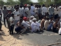 पत्नी-बेटे के साथ जा रहे शख्स के कपड़े फाड़े, चेन लूटने के बाद बदमाश फरार, ग्रामीणों ने किया हाईवे जाम