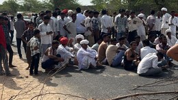 पत्नी-बेटे के साथ जा रहे शख्स के कपड़े फाड़े, चेन लूटने के बाद बदमाश फरार, ग्रामीणों ने किया हाईवे जाम