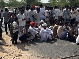पत्नी-बेटे के साथ जा रहे शख्स के कपड़े फाड़े, चेन लूटने के बाद बदमाश फरार, ग्रामीणों ने किया हाईवे जाम