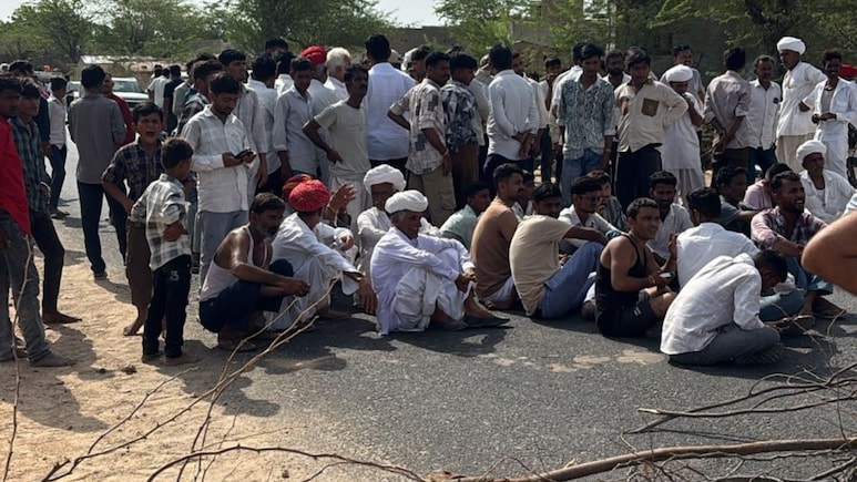 पत्नी-बेटे के साथ जा रहे शख्स के कपड़े फाड़े, चेन लूटने के बाद बदमाश फरार, ग्रामीणों ने किया हाईवे जाम