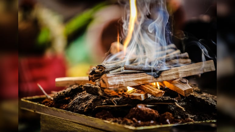 Hawan ki Vidhi: घर में हवन कैसे करना चाहिए? जानिए सरल विधि, नियम और बड़े लाभ