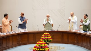 सरकार के 12 साल, पीएम मोदी के सम्मान में कैबिनेट ने खड़े होकर बजाई ताली, प्रधानमंत्री ने जोड़े हाथ