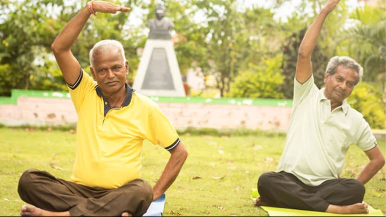 बढ़ती उम्र में गिरने का खतरा क्यों बढ़ जाता है? जानिए कौन-से योगासन बैलेंस और ताकत बढ़ाने में मदद कर सकते हैं