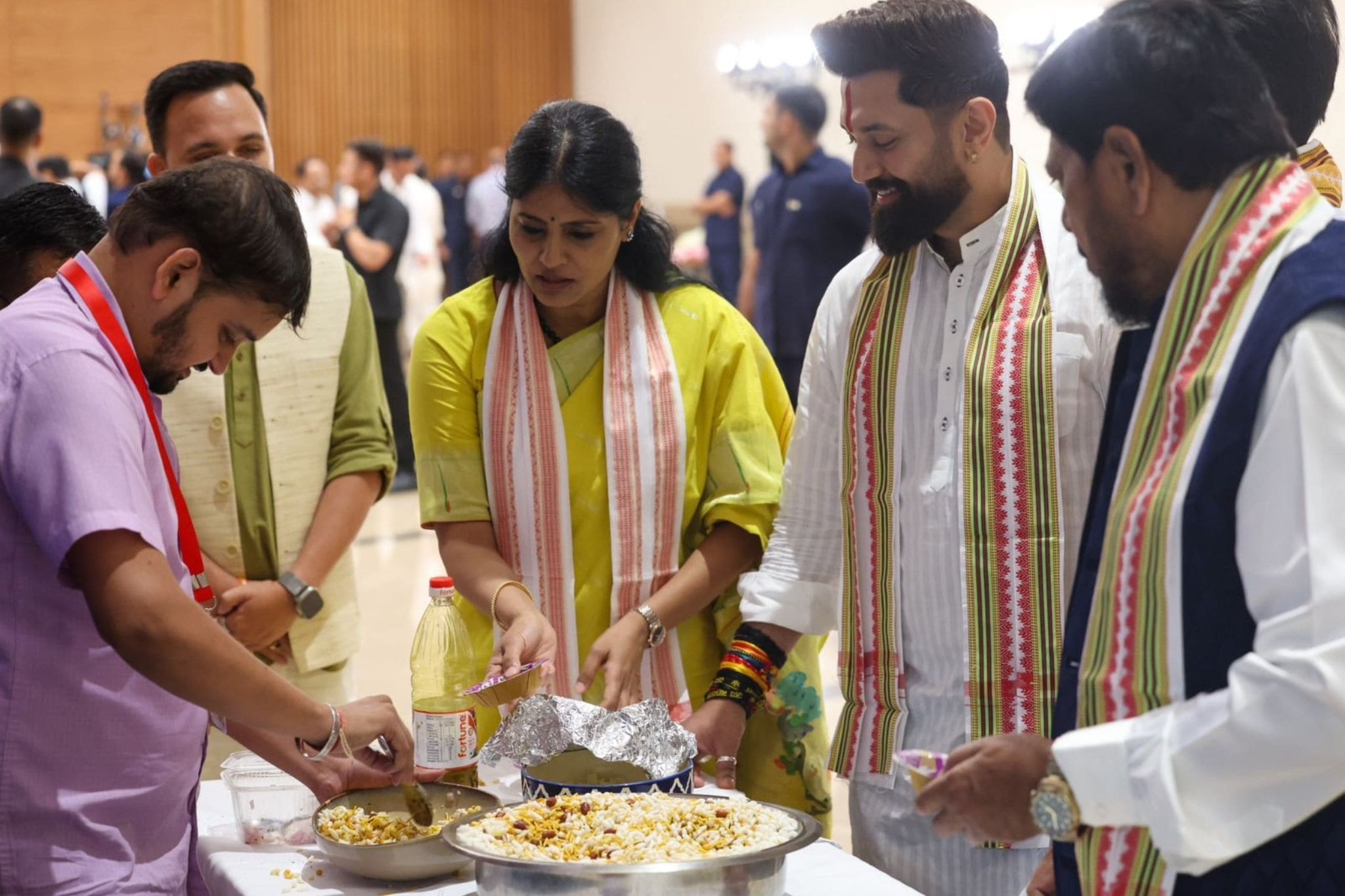 झालमुड़ी खाते एनडीए के नेता बाएं से अनुप्रिया पटेल, चिराग पासवान 