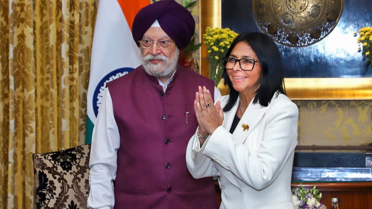 नेजुएला की कार्यवाहक राष्ट्रपति डेल्सी रोड्रिगेज पेट्रोलियम मंत्री हरदीप सिंह पुरी के साथ. अर्थव्यवस्था को रफ्तार देने के लिए वेनेजुएला को भारत का साथ जरूरी है.