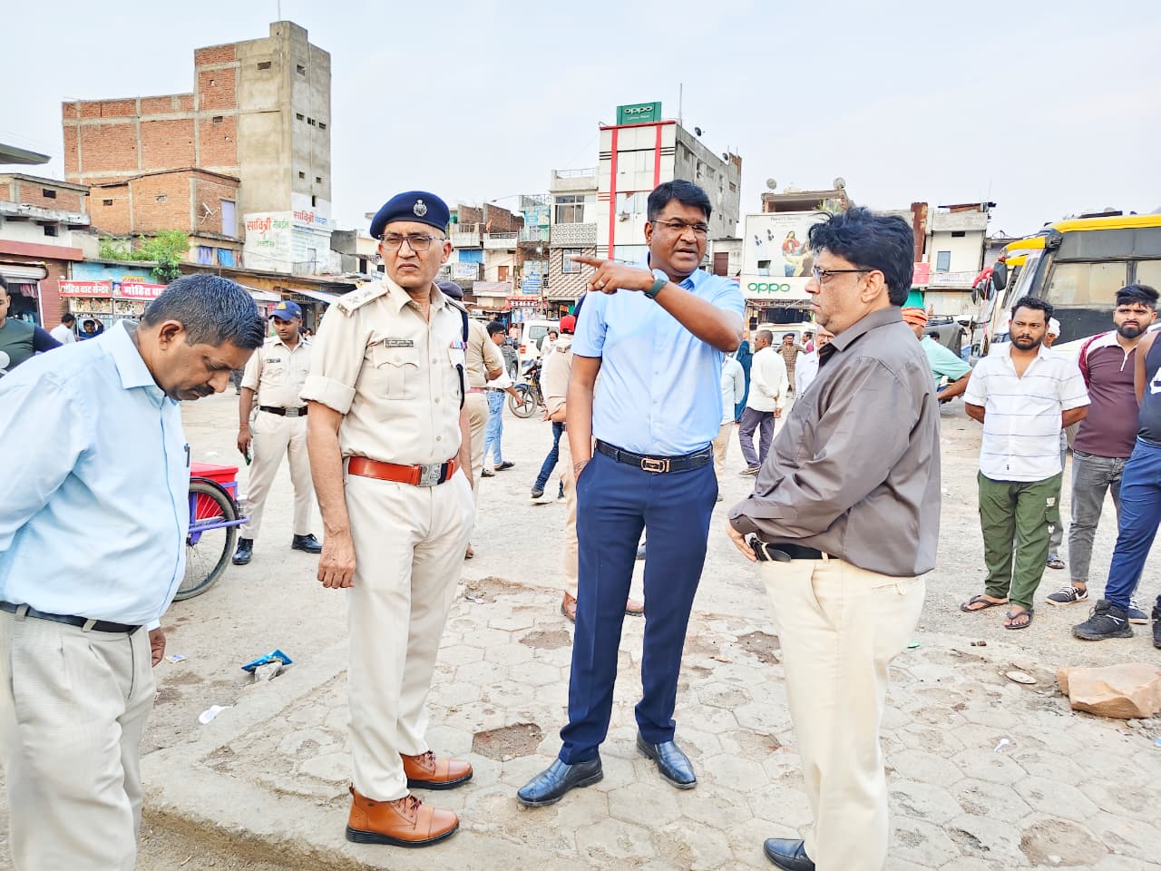 Mauganj Bus Stand Dispute: जायजा लेते हुए अधिकारी