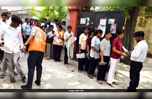 NEET UG Re-Exam 2026 Live Updates: Exam Hall में डायबिटीक Students को क्या ले जाने की है परमिशन, ये रही लिस्ट
