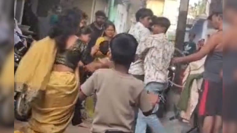 लव मैरिज के बाद पत्नी को दूसरे से हुआ प्यार, समझाने गए पति-बहन को ससुराल वालों ने जमकर पीटा- VIDEO&nbsp;