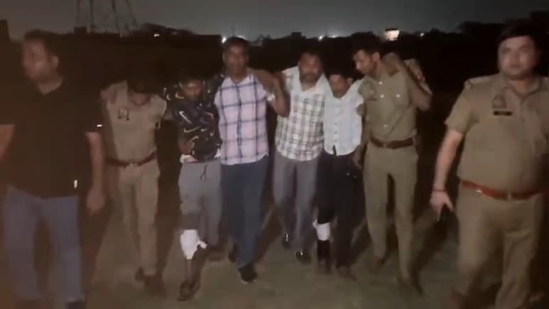 मोबाइल में पत&zwj;ि-बेटे की फोटो द&zwj;िखाकर चलाया चाकू, मह&zwj;िला को डराकर लूटने वाले 3 बदमाश मुठभेड़ में ग&zwj;िरफ्तार