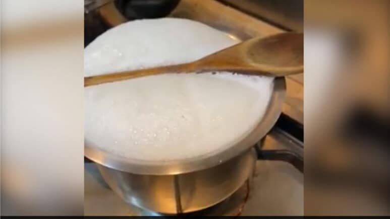 दूध उबलकर बार-बार गैस पर गिर जाता है? Chef का ये 20 सेकंड वाला ट्रिक आएगा काम