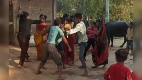 दो भैंसों को लेकर हुई बहस, फिर आपस में भिड़े गांव वाले, जमकर चले लाठी-डंडे, कई घायल