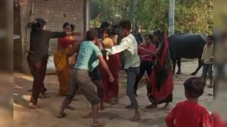 दो भैंसों को लेकर हुई बहस, फिर आपस में भिड़े गांव वाले, जमकर चले लाठी-डंडे, कई घायल